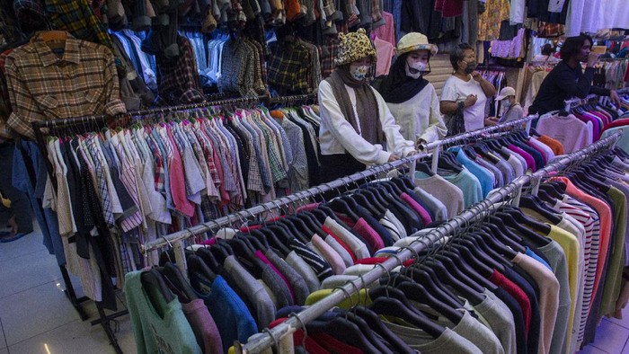 Sejumlah warga berbelanja pakaian bekas impor di Blok 3 Pasar Senen, Jakarta, Senin (10/5/2021). Sejumlah pedagang setempat mengaku penjualan pakaian bekas impor seharga Rp20.000-Rp100.000 per buah tersebut mengalami kenaikan permintaan 50-100 persen selama sepekan terakhir menjelang Lebaran. ANTARA FOTO/Aditya Pradana Putra/aww.