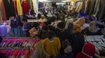 Serunya Thrifting Baju Lebaran di Pasar Senen