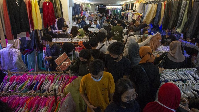 Sejumlah warga berbelanja pakaian bekas impor di Blok 3 Pasar Senen, Jakarta, Senin (10/5/2021). Sejumlah pedagang setempat mengaku penjualan pakaian bekas impor seharga Rp20.000-Rp100.000 per buah tersebut mengalami kenaikan permintaan 50-100 persen selama sepekan terakhir menjelang Lebaran. ANTARA FOTO/Aditya Pradana Putra/aww.