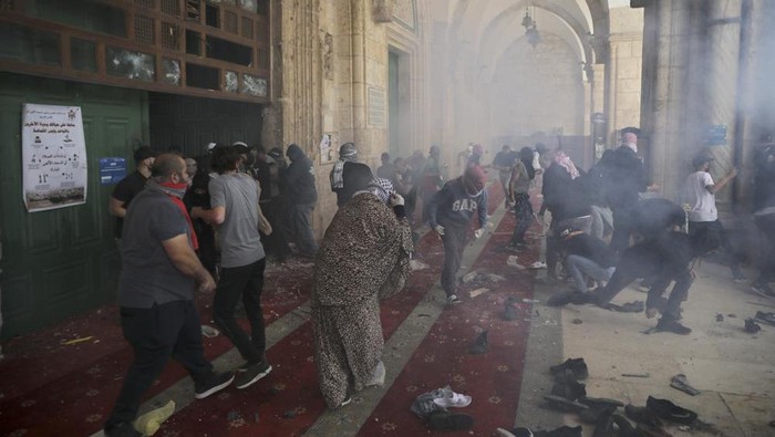 Palestinians clash with Israeli security forces at the Al Aqsa Mosque compound in Jerusalems Old City Monday, May 10, 2021. Israeli police clashed with Palestinian protesters at a flashpoint Jerusalem holy site on Monday, the latest in a series of confrontations that is pushing the contested city to the brink of eruption. Palestinian medics said at least 180 Palestinians were hurt in the violence at the Al-Aqsa Mosque compound, including 80 who were hospitalized. (AP Photo/Mahmoud Illean)