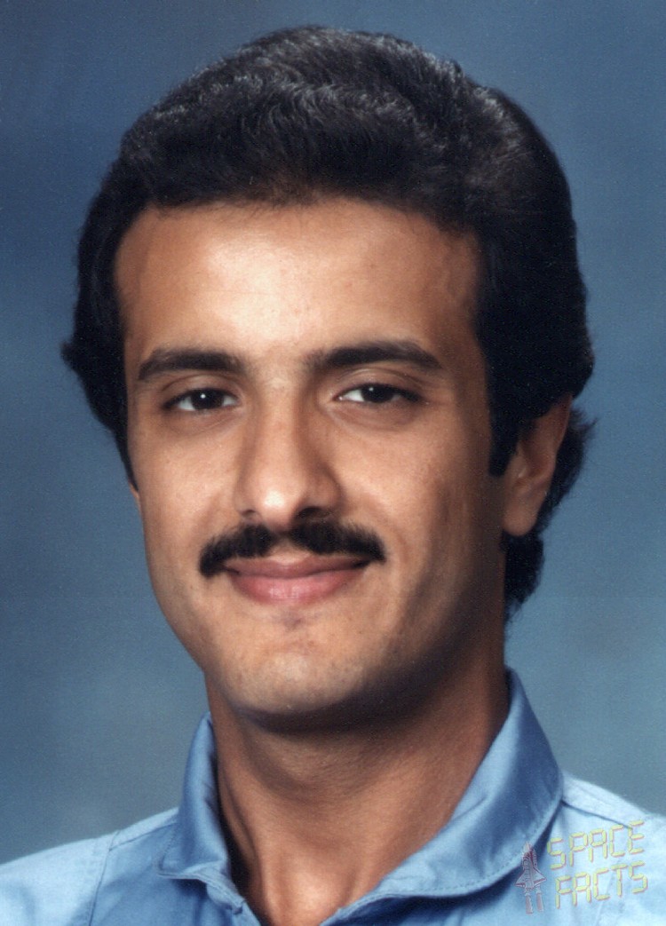 Sultan bin Salman Al Saud. Dari namanya sudah terungkap bahwa ia adalah anggota kerajaan Arab Saudi. Salman Al Saud adalah astronaut muslim, orang Arab, dan anggota kerjaan pertama yang meluncur ke antariksa pada 17 Juni 1985.