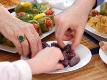 Hadits Anjuran Makan Kurma Saat Buka Puasa Sesuai Sunnah Rasulullah SAW
