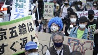 Penduduk di Tokyo juga skeptis terhadap Olimpiade. Mereka khawatir dengan orang asing yang masuk Jepang.  
