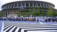 Warga Jepang berkumpul menentang Olimpiade Tokyo 2020 akan dibuka pada bulan Juli, di sekitar Stadion Nasional Tokyo, Minggu (9/5/2021) waktu setempat.  