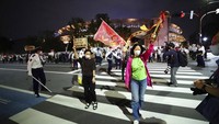 Pemerintah Jepang akan memperpanjang kondisi darurat pandemi di Tokyo dan tiga wilayah lain hingga akhir Mei. Jajak pendapat di Jepang menunjukkan mayoritas masyarakat menentang Olimpiade Tokyo.  