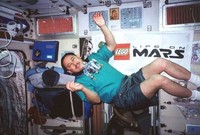Talgat Musabayev yang berpaspor Kazakhstan sudah sering bolak-balik ke ISS. Mulai dari November 1994, Agustus 1998, dan Mei 2001.