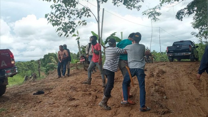 Tangkapan layar video saat Camat Tenggarong dianiaya penambang ilegal (dok. Istimewa).