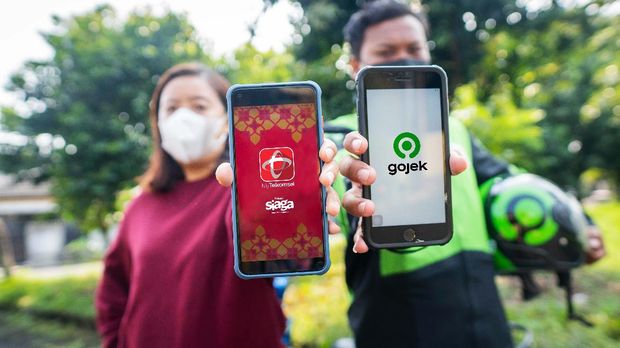 Telkomsel kembali menggelontorkan pendanaan ke kantong Gojek dengan jumlah besar. Secara total operator seluler ini menanam investasi sebanyak USD 450 juta atau setara Rp 6,3 triliun ke Gojek.