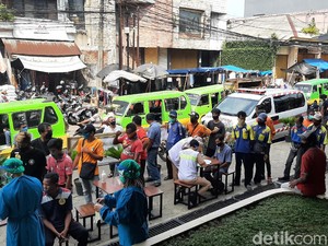 Petugas Lakukan Tes Swab Acak ke Jukir-Kuli Angkut di Pasar Anyar Bogor
