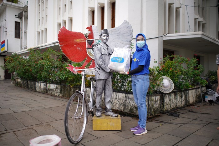 tiket.com membagikan ratusan paket sembako kepada petugas keamanan dan kebersihan, komunitas karakter dan musik di kawasan Kota Tua, Jakarta Pusat.