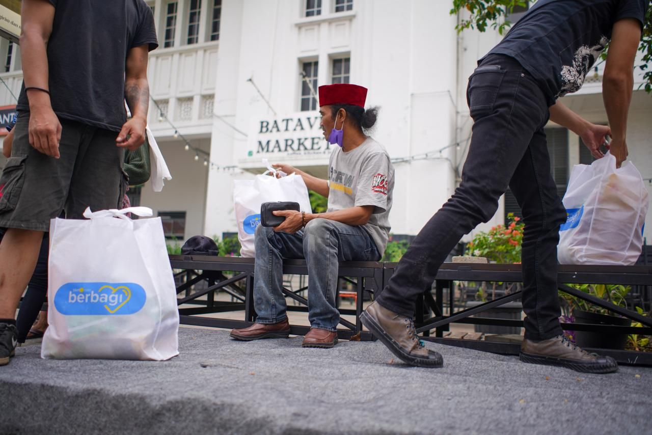 tiket.com membagikan ratusan paket sembako kepada petugas keamanan dan kebersihan, komunitas karakter dan musik di kawasan Kota Tua, Jakarta Pusat.