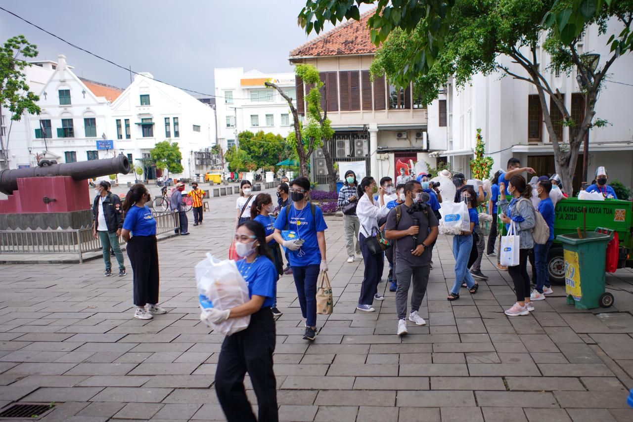 tiket.com membagikan ratusan paket sembako kepada petugas keamanan dan kebersihan, komunitas karakter dan musik di kawasan Kota Tua, Jakarta Pusat.