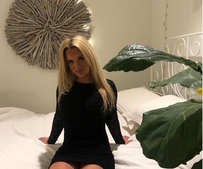 Aku dirawat di rumah sakit dengan kehilangan penglihatan sementara karena bengkak, dan sangat sakit akibat infeksi, belum lagi wajahku jadi tidak bisa dikenali. Serahkan pada profesional, jelas Tilly lagi. Foto: Instagram