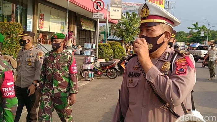 Tim gabungan Satgas COVID-19 membubarkan para pedagang pasar tiban di Alun-alun Kota Pekalongan, Senin (10/5/2021).