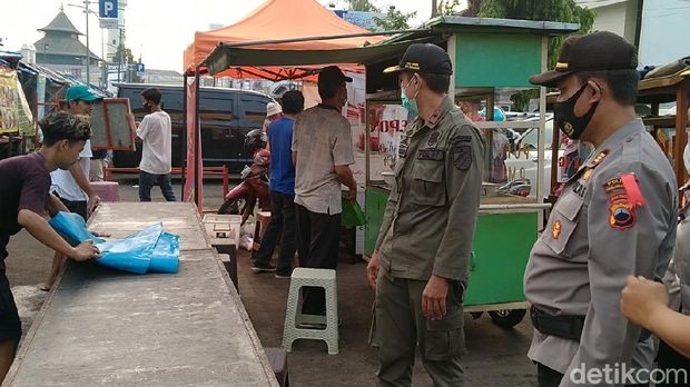 Tim gabungan Satgas COVID-19 membubarkan para pedagang pasar tiban di Alun-alun Kota Pekalongan, Senin (10/5/2021).