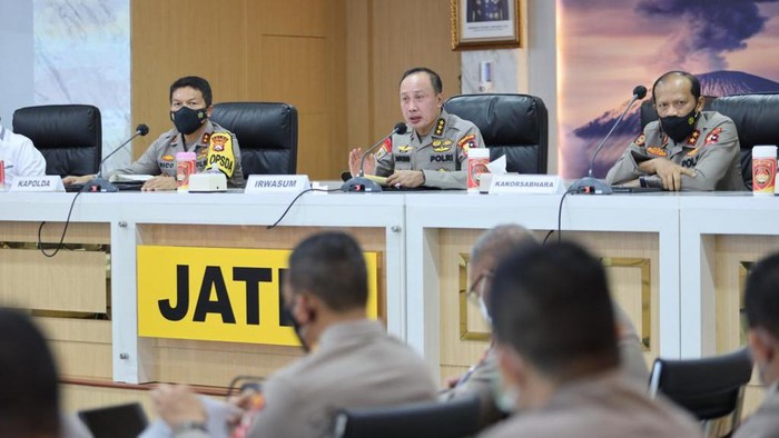 Tim supervisi Mabes Polri di bawah pimpinan Irwasum Komjen Agung Budi Maryoto mengecek Operasi Ketupat Semeru di Jawa Timur. Agung mengingatkan petugas agar meningkatkan pengamanan di tempat wisata hingga mal
