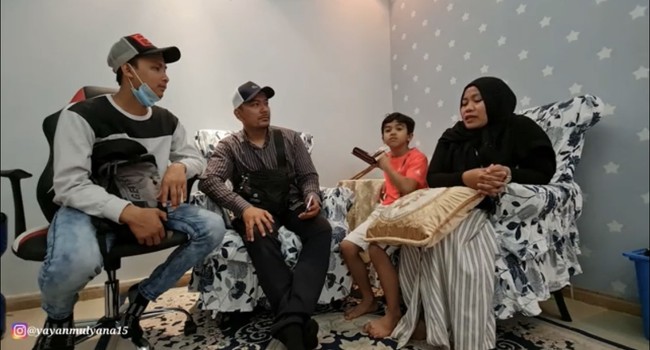 Umi Farid menikah dengan majikannya yang bernama Yusir. Umi Farid pun menceritakan awal mula ia ke Arab Saudi ingin bekerja sebagai TKW. Saya datang ke sini memang niat bekerja sebagai TKW dan saya pernah menjadi asisten rumah tangganya majikan saya. Saya kerja di lantai bawah, kalau bapaknya Farid beda lantai sama saya, jelas Umi Farid. Foto: Dok. Tangkap layar Youtube Alman Mulyana.