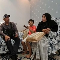 Umi Farid menikah dengan majikannya yang bernama Yusir. Umi Farid pun menceritakan awal mula ia ke Arab Saudi ingin bekerja sebagai TKW. Saya datang ke sini memang niat bekerja sebagai TKW dan saya pernah menjadi asisten rumah tangganya majikan saya. Saya kerja di lantai bawah, kalau bapaknya Farid beda lantai sama saya, jelas Umi Farid. Foto: Dok. Tangkap layar Youtube Alman Mulyana.