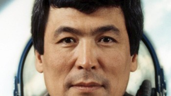 Di penghujung 1991, Toktar Aubakikov yang punya KTP Kazakhstan turut mendapat daftar astronaut muslim yang sudah ke luar angkasa. Foto: spacefacts.de