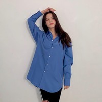 Visual grup BLACKPINK ini tampil serupa dengan Jennie. Hanya saja, Jisoo memadukan biker shorts keluaran Adidas dengan kemeja oversized tanpa melipat bagian ujung lengan. Foto: dok. Instagram sooyaaa__