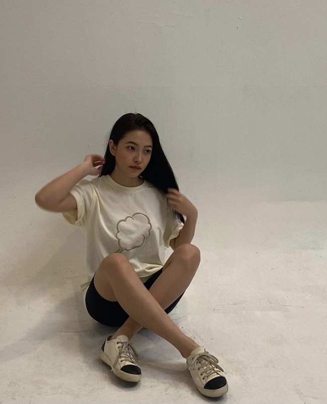 Maknae grup Red Velvet ini belum lama memamerkan gaya kasual di akun Instagram. Tampil lebih simple, Yeri memadukan biker shorts hitam dan kaus putih, dengan sneakers berwarna senada. Foto: dok. Instagram yerimiese