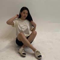 Maknae grup Red Velvet ini belum lama memamerkan gaya kasual di akun Instagram. Tampil lebih simple, Yeri memadukan biker shorts hitam dan kaus putih, dengan sneakers berwarna senada. Foto: dok. Instagram yerimiese