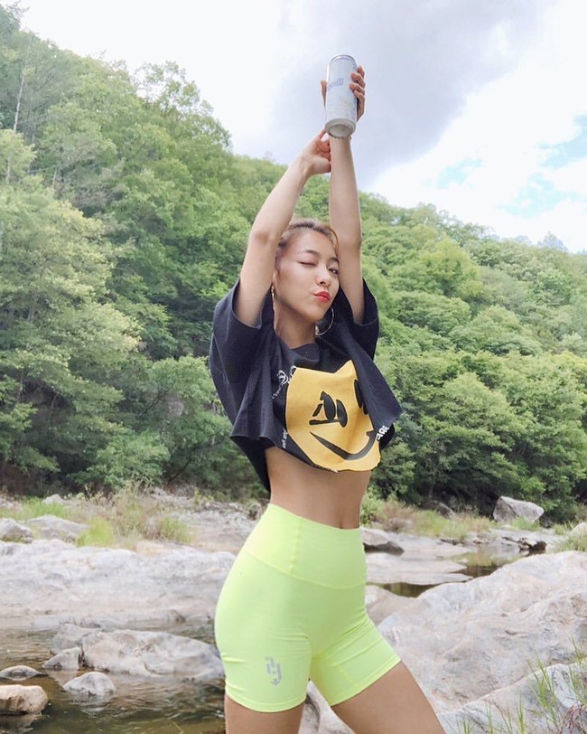 Gaya Luna f(x) dapat ditiru saat kamu akan berolahraga di indoor maupun outdoor. Vokalis utama f(x) ini terlihat stylish saat memadukan biker shorts berwarna neon dengan atasan crop top. Foto: dok. Instagram hermosavidaluna