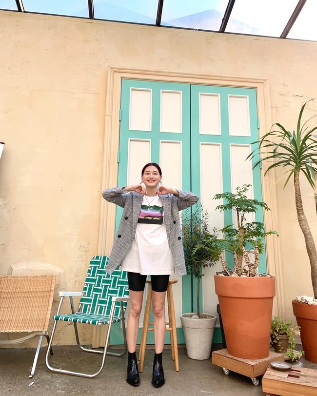 Tak kalah stylish. Jaekyung Rainbow memadukan biker shorts hitam dengan kaus oversized dan blazer bercorak. Ketimbang sneakers, ia memilih sepatu boots sebagai fashion statement. Foto: dok. Instagram _kimjaekyung_