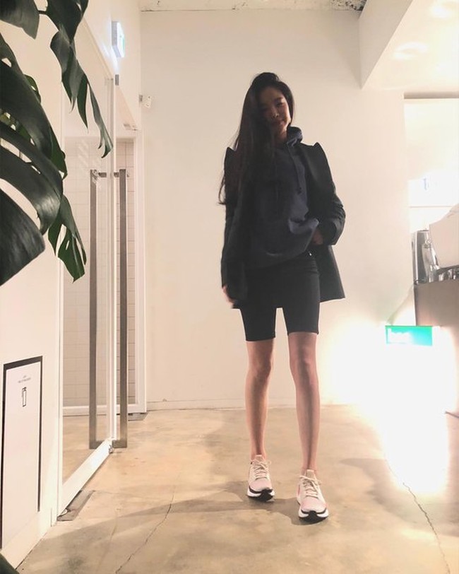 Naeun APINK tampil beda saat berkunjung ke sebuah cafe. Bintang drama Korea Dinner Mate itu memadukan biker sports dengan hoodie polos yang ditumpuk dengan blazer. Foto: dok. Instagram marcellasne_