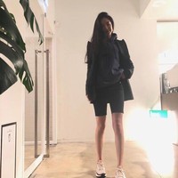 Naeun APINK tampil beda saat berkunjung ke sebuah cafe. Bintang drama Korea Dinner Mate itu memadukan biker sports dengan hoodie polos yang ditumpuk dengan blazer. Foto: dok. Instagram marcellasne_