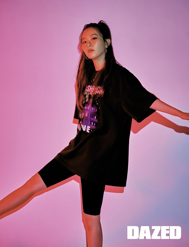 Seulgi Red Velvet tampil kasual dalam pemotretan bersama Dazed Korea. Ia memadukan biker shorts hitam dengan kaus oversized yang memiliki corak pada bagian depan. Foto: dok. Dazed Korea