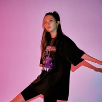 Seulgi Red Velvet tampil kasual dalam pemotretan bersama Dazed Korea. Ia memadukan biker shorts hitam dengan kaus oversized yang memiliki corak pada bagian depan. Foto: dok. Dazed Korea