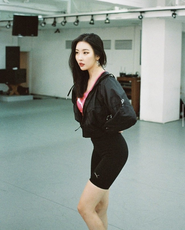 Gaya Sunmi dapat pula dijadikan inspirasi saat berolahraga. Eks member grup Wonder Girls ini memadukan biker shorts hitam dengan sport bra dan jaket parasut. Foto: dok. Instagram miyayeah