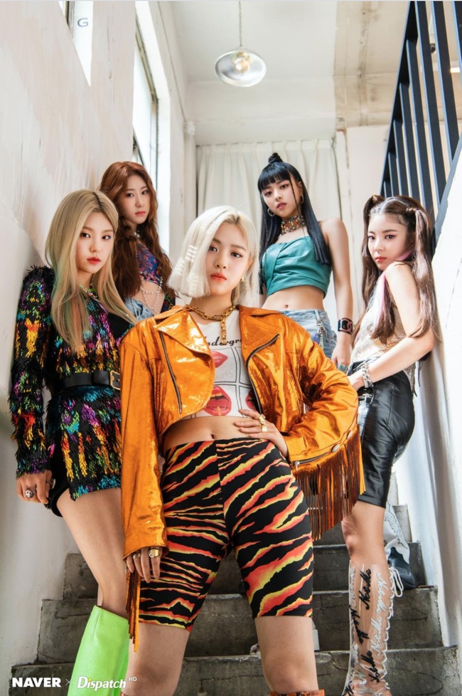 Ryujin ITZY terlihat bold saat pemotretan album ‘Not Shy’. Ia mengenakan biker shorts bercorak harimau dengan jaket biker crop top berwarna senada. Foto: dok. Naver x Dispatch