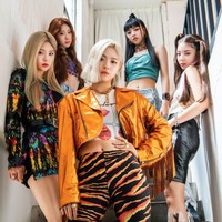 Ryujin ITZY terlihat bold saat pemotretan album ‘Not Shy’. Ia mengenakan biker shorts bercorak harimau dengan jaket biker crop top berwarna senada. Foto: dok. Naver x Dispatch