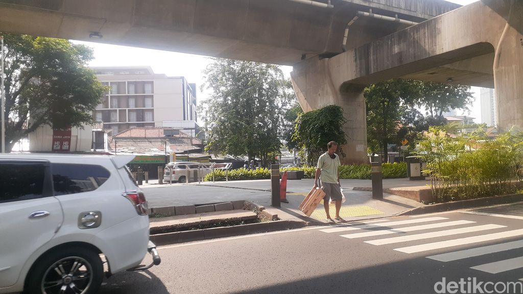 Trotoar di tengah Jl Prof Dr Satrio yang biasa digunakan menyeberang pejalan kaki, sebagian sudah dipasangi portal S, 10 Mei 2021. (Afzal NI/detikcom)