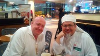 Momen yang satu ini juga memperlihatkan Ustaz Tengku Zulkarnain nongkrong di sebuah kafe dengan rekannya. Mereka sama-sama memesan kopi kesukaan. Foto: Instagram @tengkuzulkarnain.id
