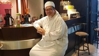 Ustaz Tengku Zulkarnain juga dikenal gaul, lihat gayanya saat nongkrong di sebuah kafe ini membuat Ustaz Tengku Zulkarnain terlihat seperti anak muda. Foto: Instagram @tengkuzulkarnain.id
