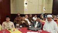 Hal tersebut juga terlihat pada momen ini, dimana Ustaz Tengku Zulkarnain menghadiri acara besar bersama dengan rekan-rekannya dan disuguhi air minum. Foto: Instagram @tengkuzulkarnain.id