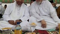 Saat menghadiri acara keagamaan pun, Ustaz Tengku Zulkarnain selalu disuguhi dengan berbagai aneka makanan. Foto: Instagram @tengkuzulkarnain.id