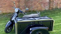 Vespa GTS 300 diubah menggunakan sidecar atau sespan layaknya dapur berjalan. Foto: Pool (visordown dan classic-motorbikes)
