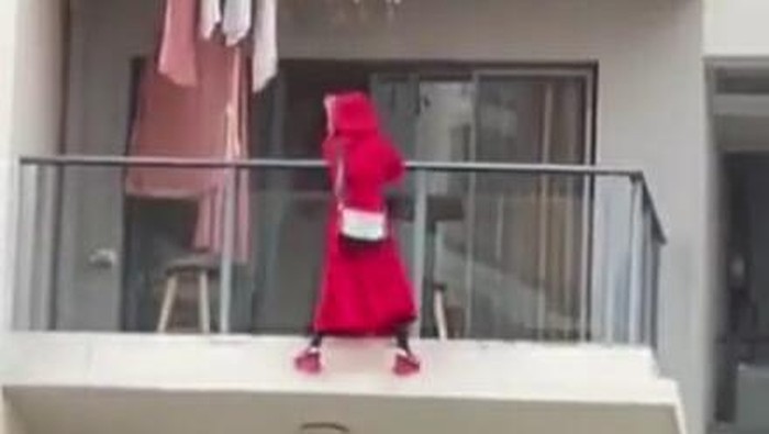 viral video Viral video wanita terjatuh dari lantai 25 apartemen saat merekam dirinya berjoget.