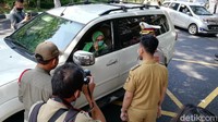 Wali Kota Solo Gibran Rakabuming Raka juga sempat terlibat debat dengan penumpang mobil pelat B di pos penyekatan pemudik. Ari Purnomo/detikcom  