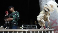 Menjelang hari raya Idul Fitri, para pedagang ayam dan entok mulai memadati pasar Tradisional Cileungsi, Kabupaten Bogor, Senin (10/5/2021).