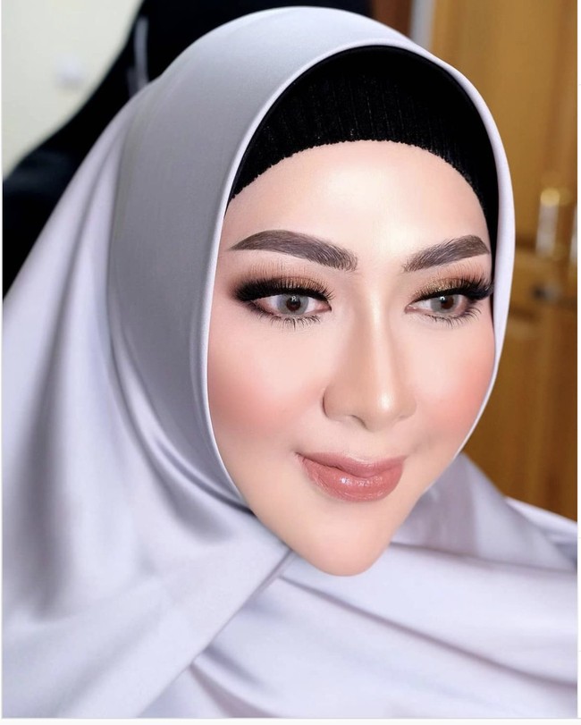 Selain aktif menyanyi, Yuni Rahma juga eksis di YouTube. Dia kerap membuat konten mengenai musik, podcast hingga kegiatannya sebagai Ibu Bupati Nganjuk. Foto: Dok. Instagram @yunisophia_