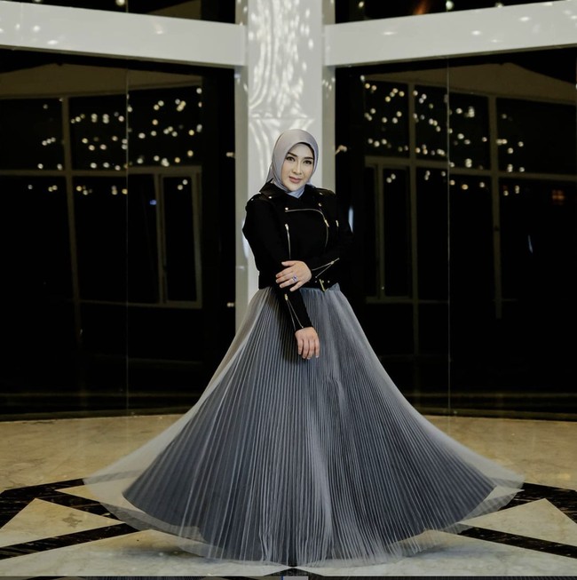 Dalam kesehariannya saat tidak menjalankan tugas sebagai istri Bupati Nganjuk, Yuni Rahma dikenal sebagai seorang penyanyi. Dia sudah merilis dua single yaitu Bahagia Bersamamu dan Doaku. Foto: Dok. Instagram @yunisophia_