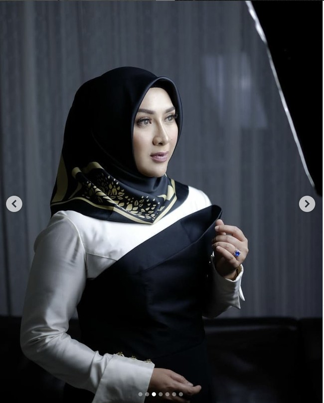 Beginilah penampilan Yuni Rahma Hidayat di video klip single terbarunya Doaku yang dirilis pada 28 April 2021. Novi tampil elegan dengan busana dari desainer Norma Hauri. Foto: Dok. Instagram @yunisophia_