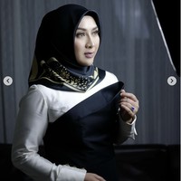 Beginilah penampilan Yuni Rahma Hidayat di video klip single terbarunya Doaku yang dirilis pada 28 April 2021. Novi tampil elegan dengan busana dari desainer Norma Hauri. Foto: Dok. Instagram @yunisophia_