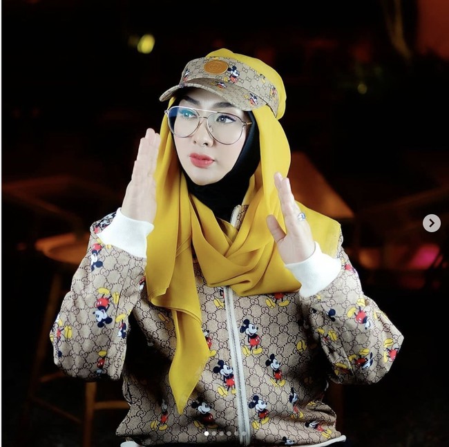Yuni Rahma, istri Bupati Nganjuk, tampil cetar dengan busana serba Gucci untuk video cover lagu Kekeyi, Keke Bukan Boneka. Foto: Dok. Instagram @yunisophia_