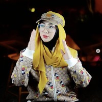 Yuni Rahma, istri Bupati Nganjuk, tampil cetar dengan busana serba Gucci untuk video cover lagu Kekeyi, Keke Bukan Boneka. Foto: Dok. Instagram @yunisophia_